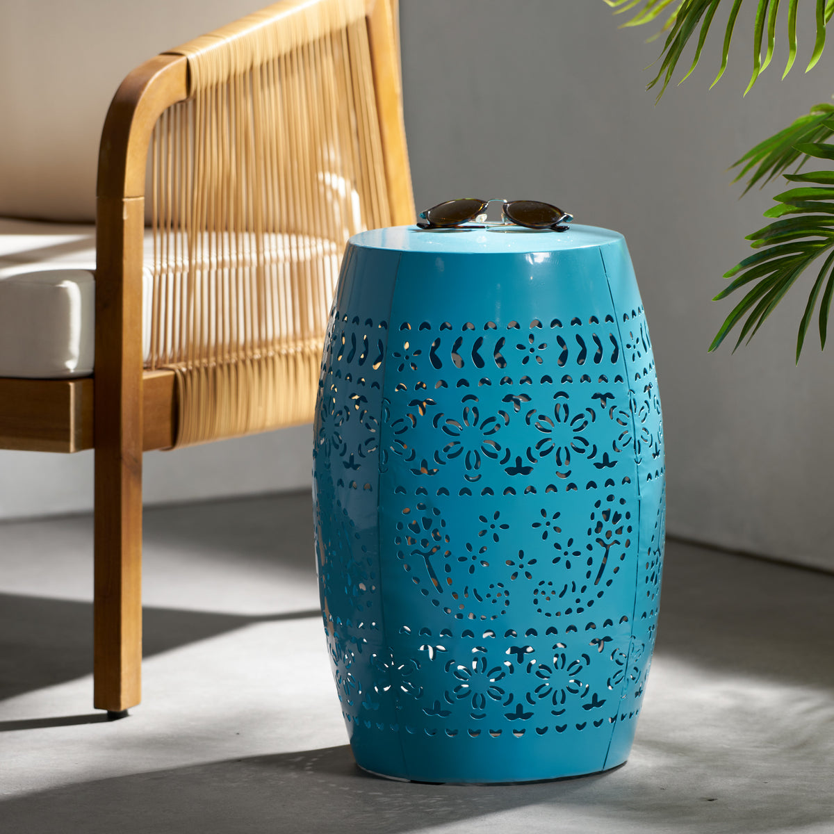 Charming Barrel Lace-Cut Side Table – Perfect for Any Space 61304.00BLU-djyc