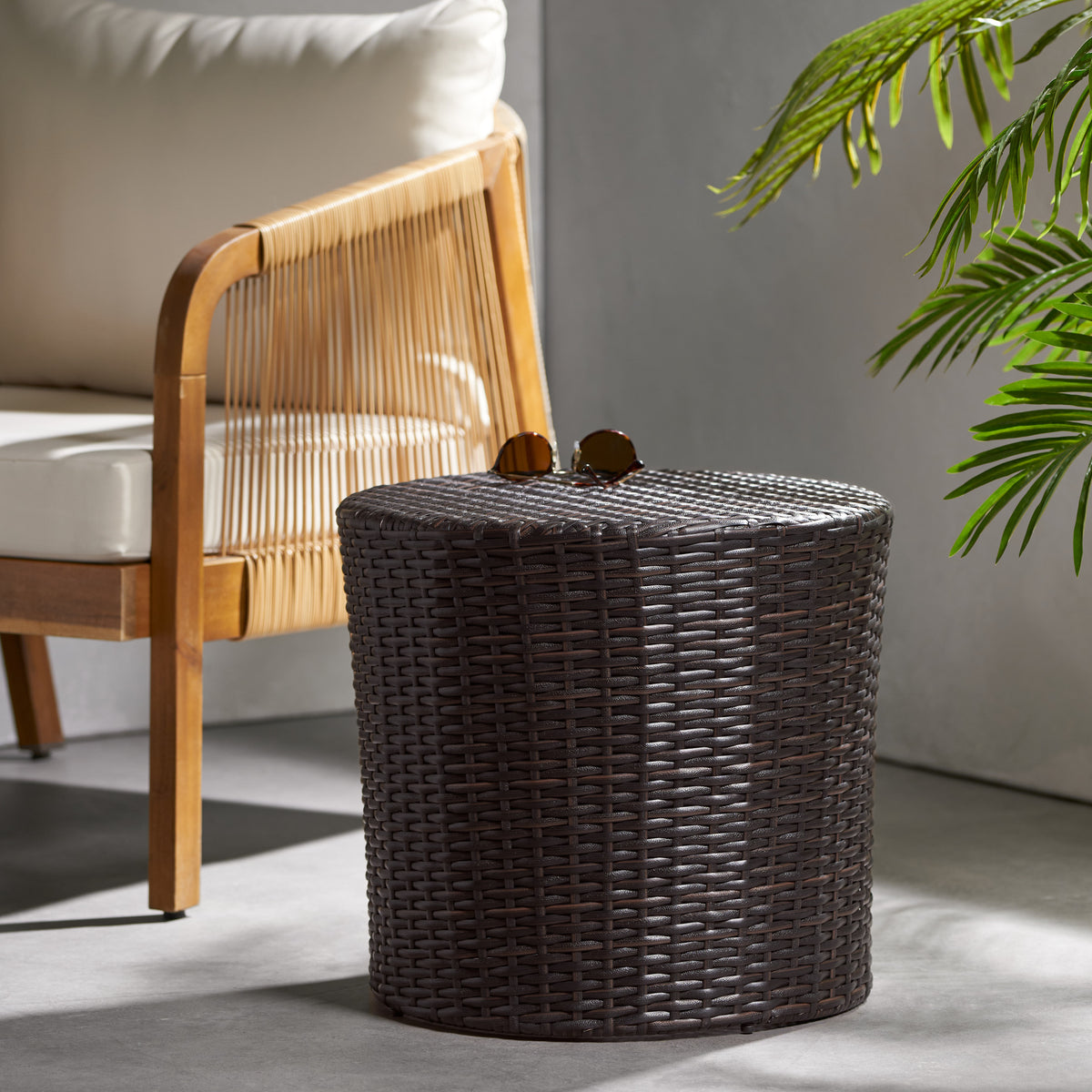 Charming Wicker-Weave Barrel Side Table: Durable Iron Frame & No Assembly Required for Outdoor Spaces 52644.00MBRN-djyc