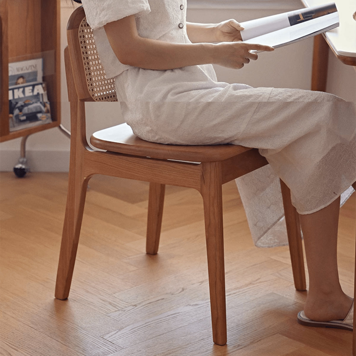 Elegant Cherry Wood Chair with Natural Rattan Accent fyg-661