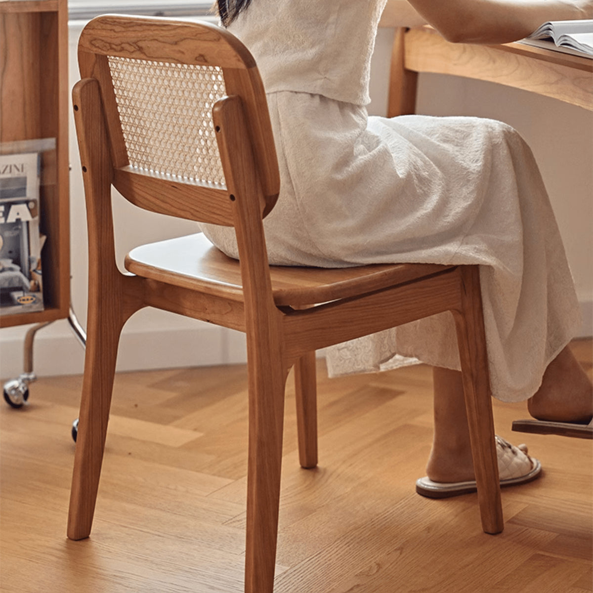 Elegant Cherry Wood Chair with Natural Rattan Accent fyg-661