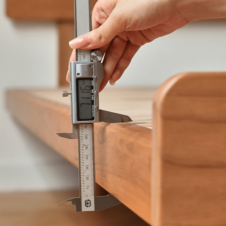 Elegant Natural Wood Bed with Cherry and Beech Wood Accents & Durable Metal Frame fyg-678