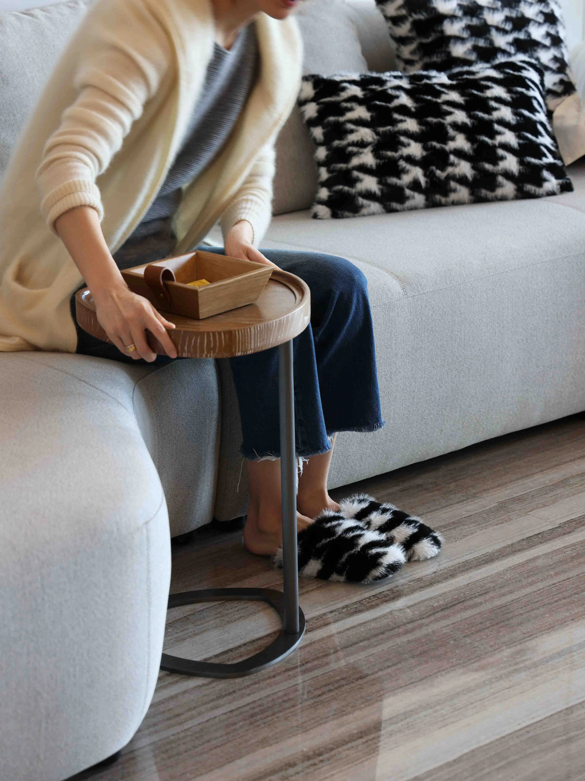 Stylish Ash Wood and Steel Side Table - Modern Accent Furniture for Any Room hrn-5255