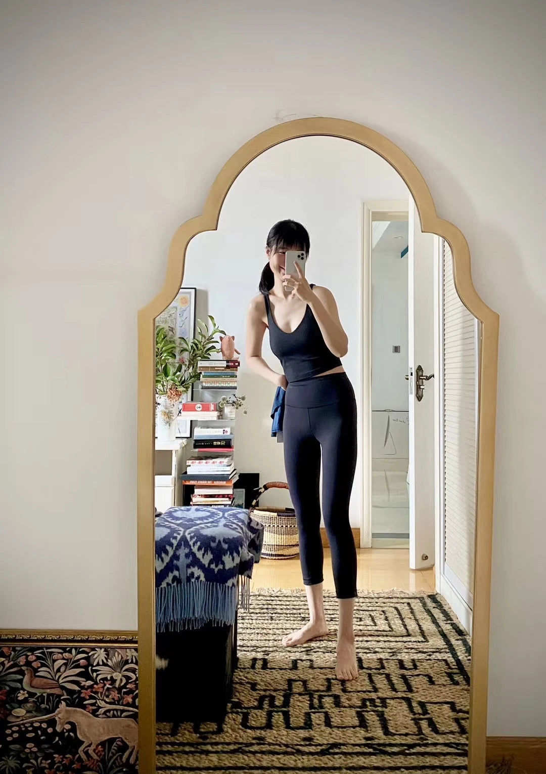 Elegant Beech Wood Mirror with Glass Finish - Stylish Home Décor Accent for Any Room hrn-5261