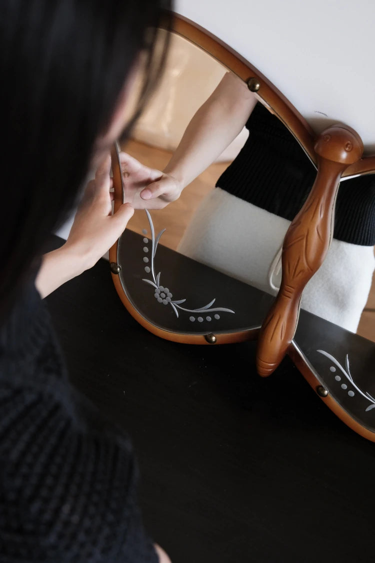 Unique Butterfly-Shaped Mirror with Solid Wood Frame - Hand-Cut Glass Design for Elegant Home Décor hrn-5268