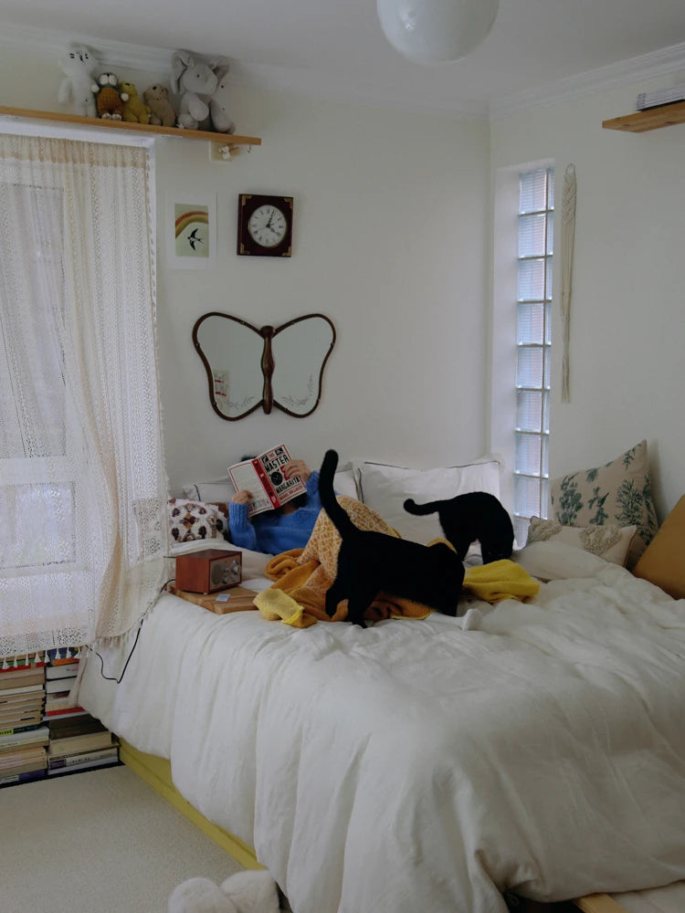 Unique Butterfly-Shaped Mirror with Solid Wood Frame - Hand-Cut Glass Design for Elegant Home Décor hrn-5268