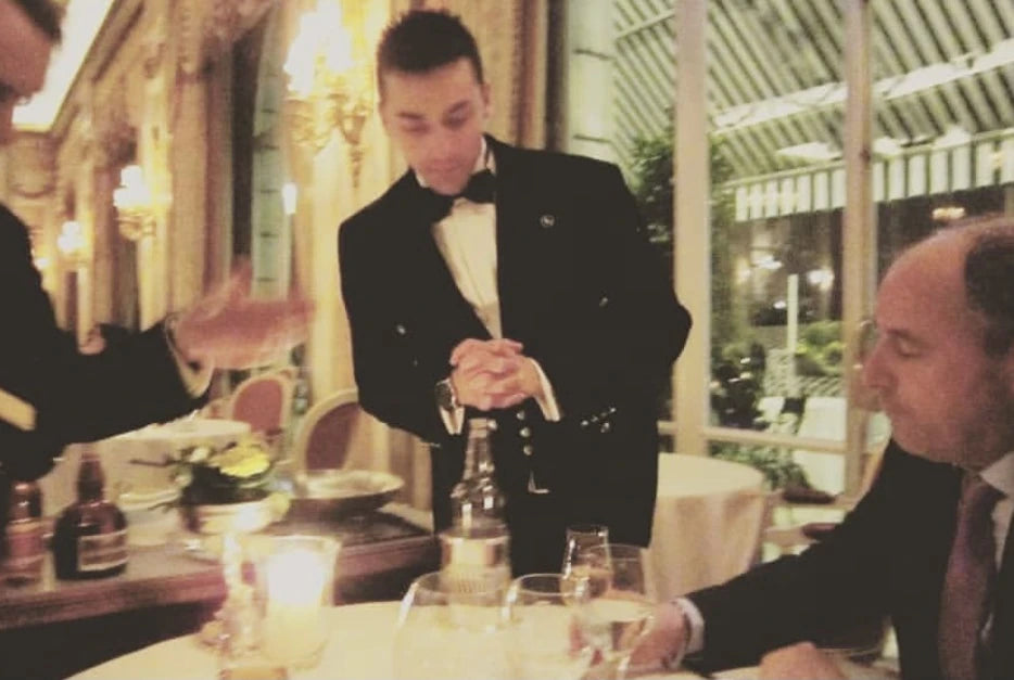 Elegant Metal and Oak Serving Cart with Copper Accents - Perfect for Entertaining hrn-5272