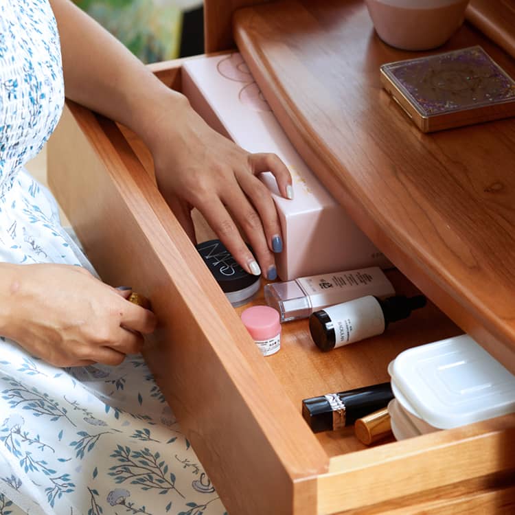 Elegant Cherry Wood Makeup Table with Copper Accents & Glass Top hykmq-752