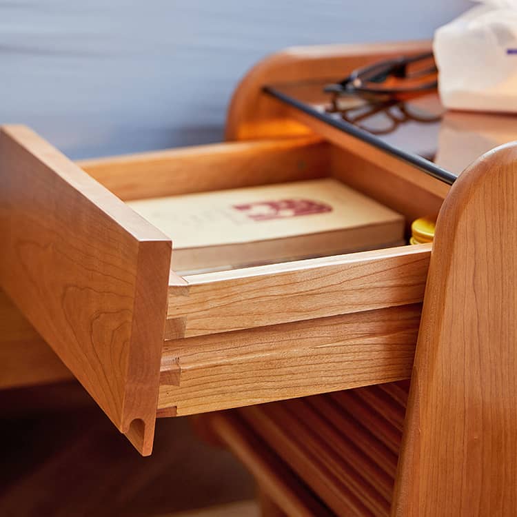 Stylish Bedside Cupboard in Red Oak and Cherry Wood with Glass Accents hykmq-794