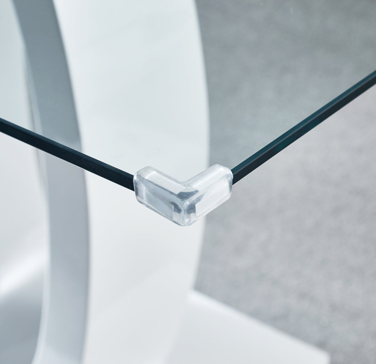 Modern Design MDF Dining Table with White Finish, Clear Glass Top, For 6 People W1241S00012-djyc