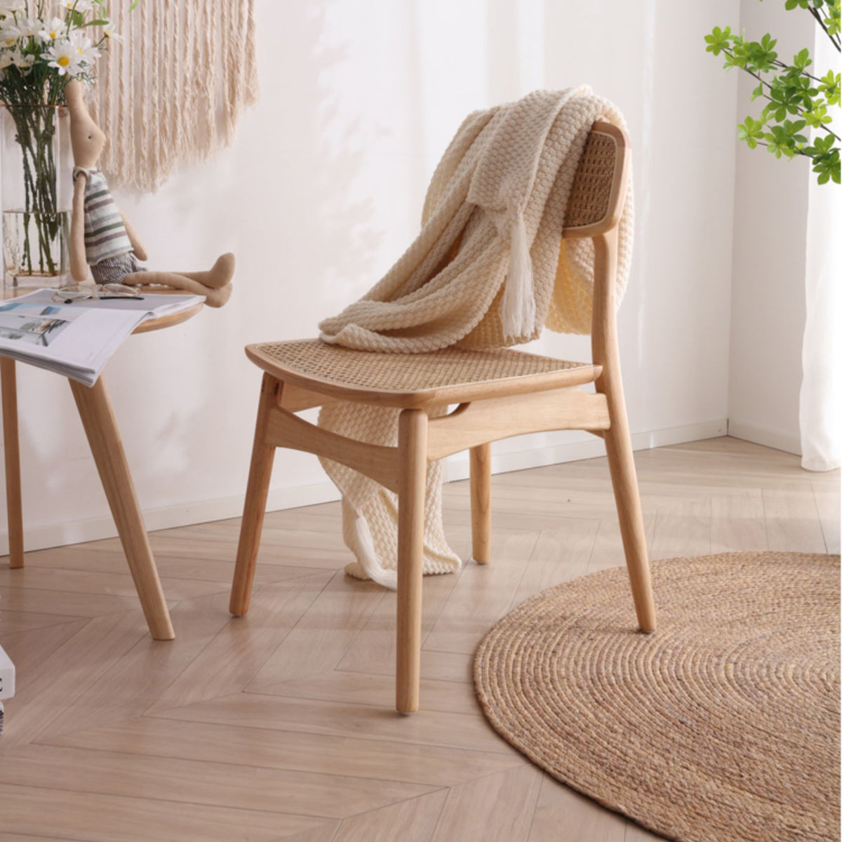 Elegant Solid Wood Chair with Natural Rattan Accents fcf-1479