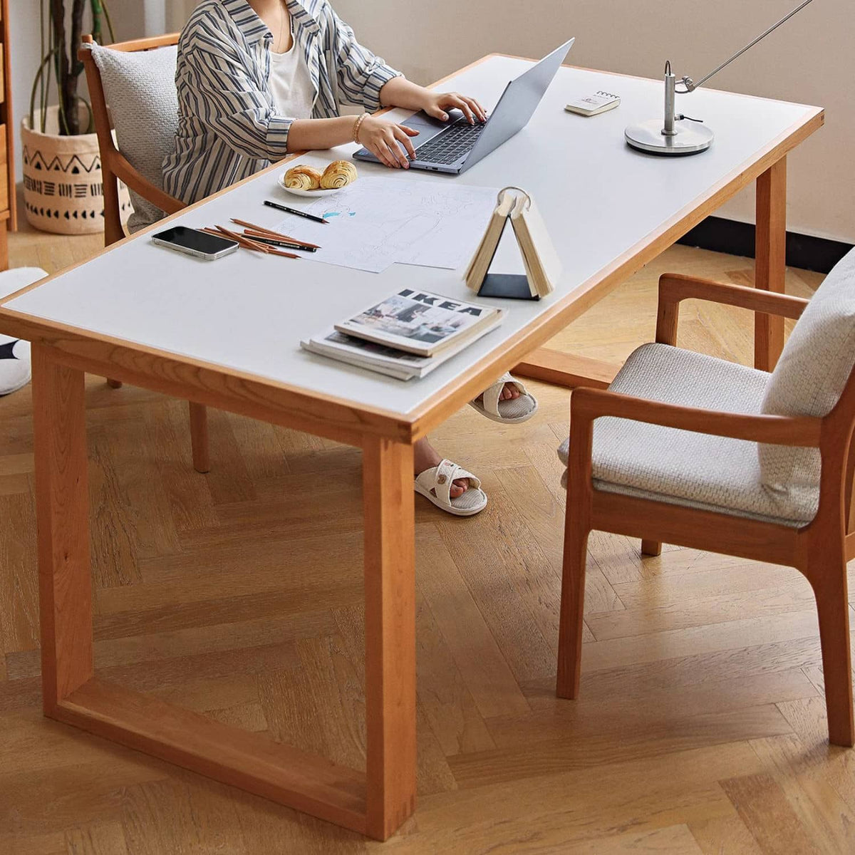 Stylish White Table with Black Marble & Cherry Wood Accents - Natural Elegance for Modern Spaces hldmz-713