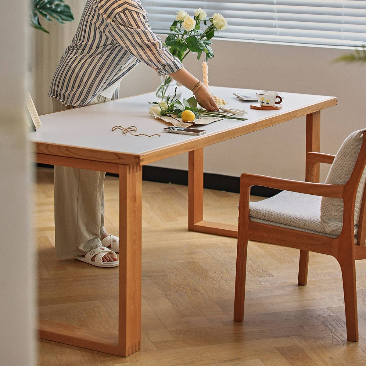 Stylish White Table with Black Marble & Cherry Wood Accents - Natural Elegance for Modern Spaces hldmz-713