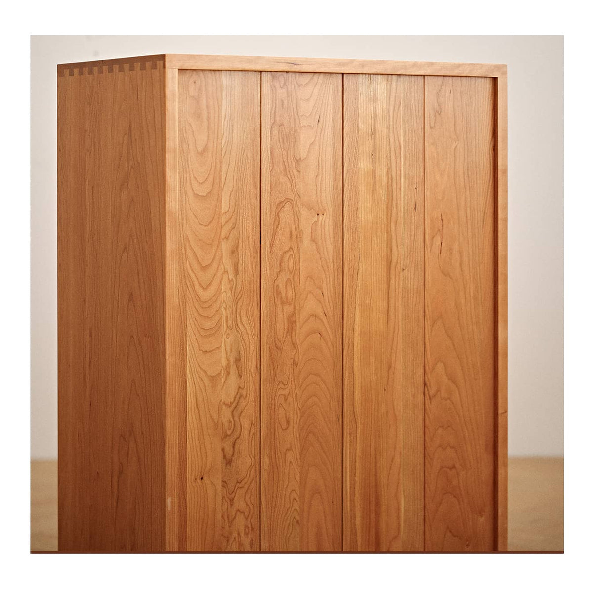 Elegant Cherry Wood Glass Cabinet - Natural Finish for Sophisticated Home Decor hldmz-730