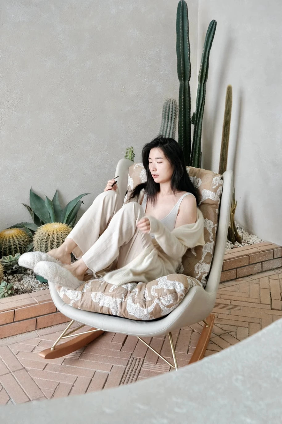 Luxurious Down & Silk Floss Rocking Chair with Beech Wood & Synthetic Leather Accent - Perfect for Stylish Relaxation hrn-5256