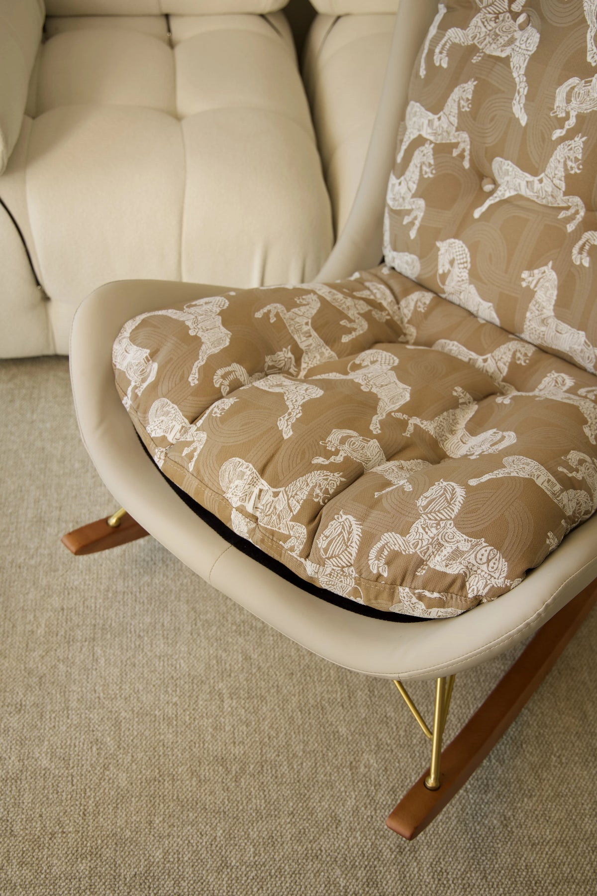 Luxurious Down & Silk Floss Rocking Chair with Beech Wood & Synthetic Leather Accent - Perfect for Stylish Relaxation hrn-5256