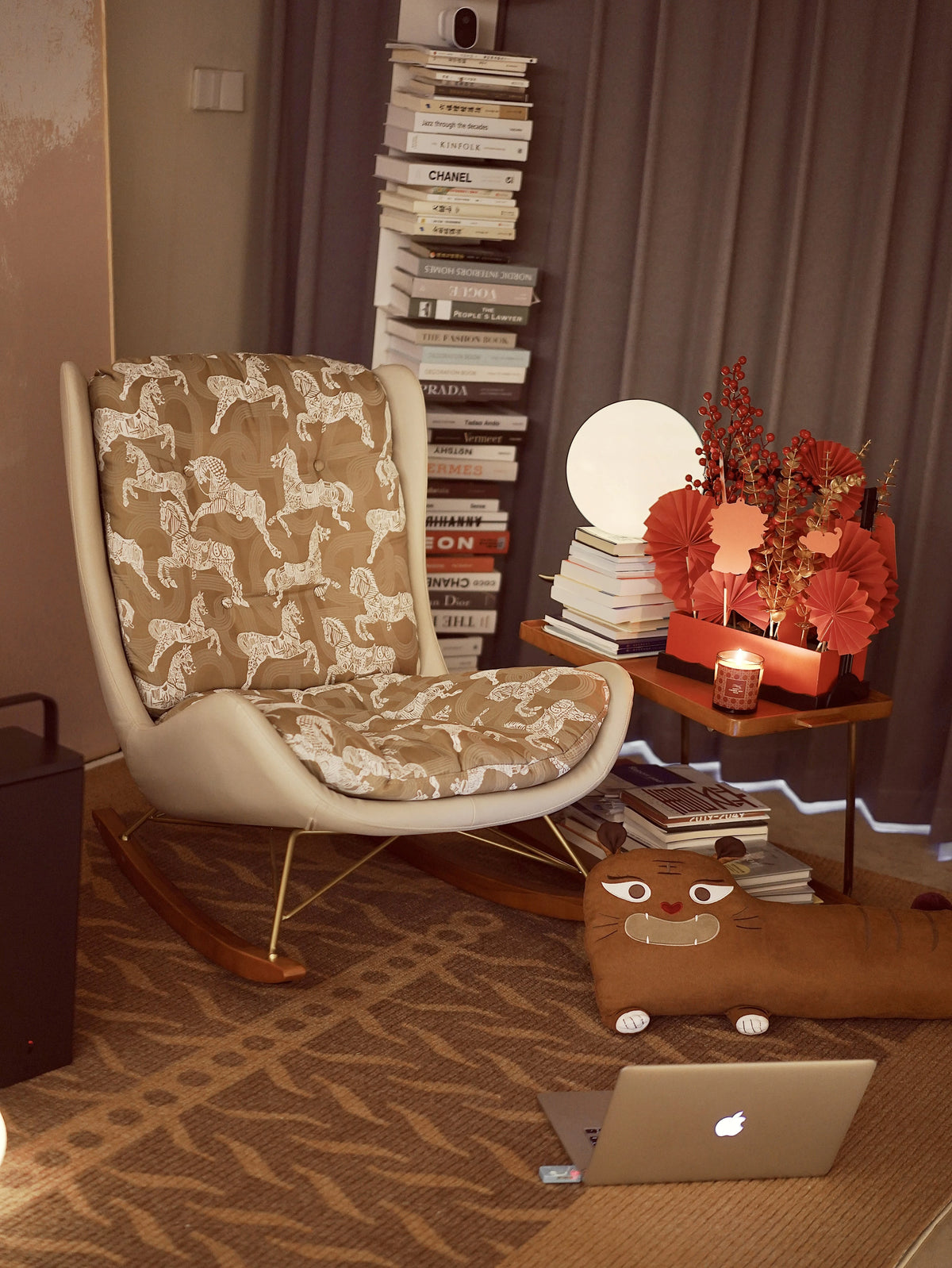 Luxurious Down & Silk Floss Rocking Chair with Beech Wood & Synthetic Leather Accent - Perfect for Stylish Relaxation hrn-5256