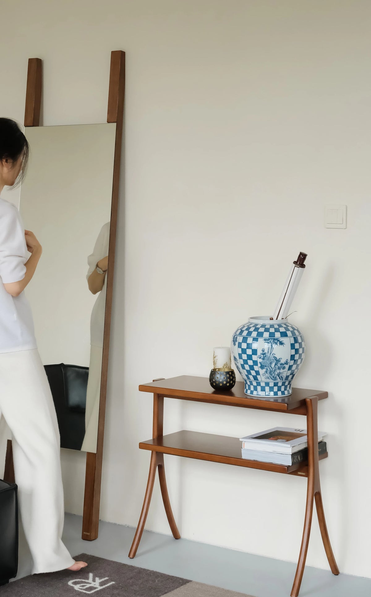 Stylish Rubber Wood Side Table with Synthetic Leather Accents – Perfect for Any Space! hrn-5258