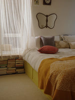 Unique Butterfly-Shaped Mirror with Solid Wood Frame - Hand-Cut Glass Design for Elegant Home Décor hrn-5268