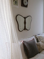 Unique Butterfly-Shaped Mirror with Solid Wood Frame - Hand-Cut Glass Design for Elegant Home Décor hrn-5268