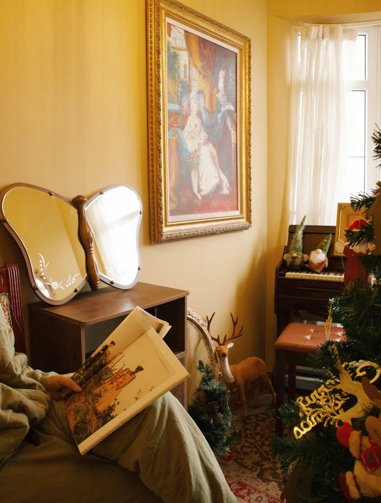 Unique Butterfly-Shaped Mirror with Solid Wood Frame - Hand-Cut Glass Design for Elegant Home Décor hrn-5268