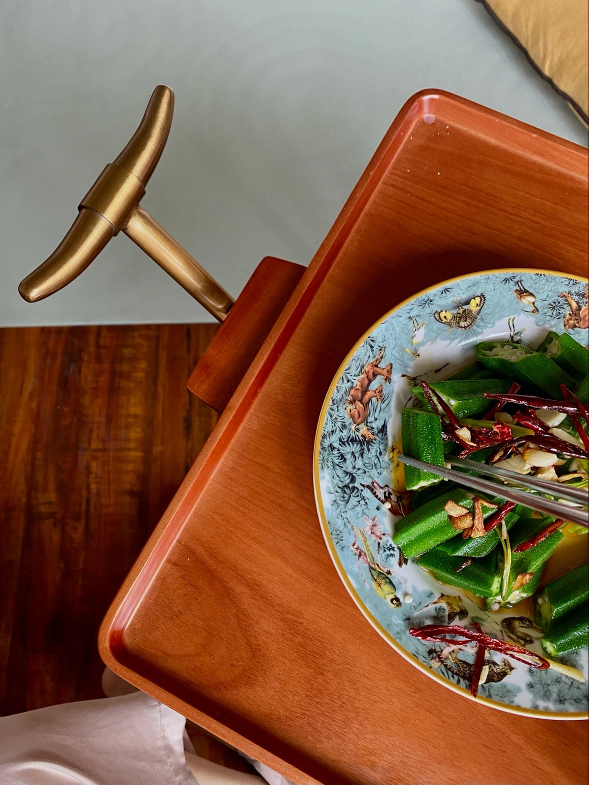 Elegant Metal and Oak Serving Cart with Copper Accents - Perfect for Entertaining hrn-5272