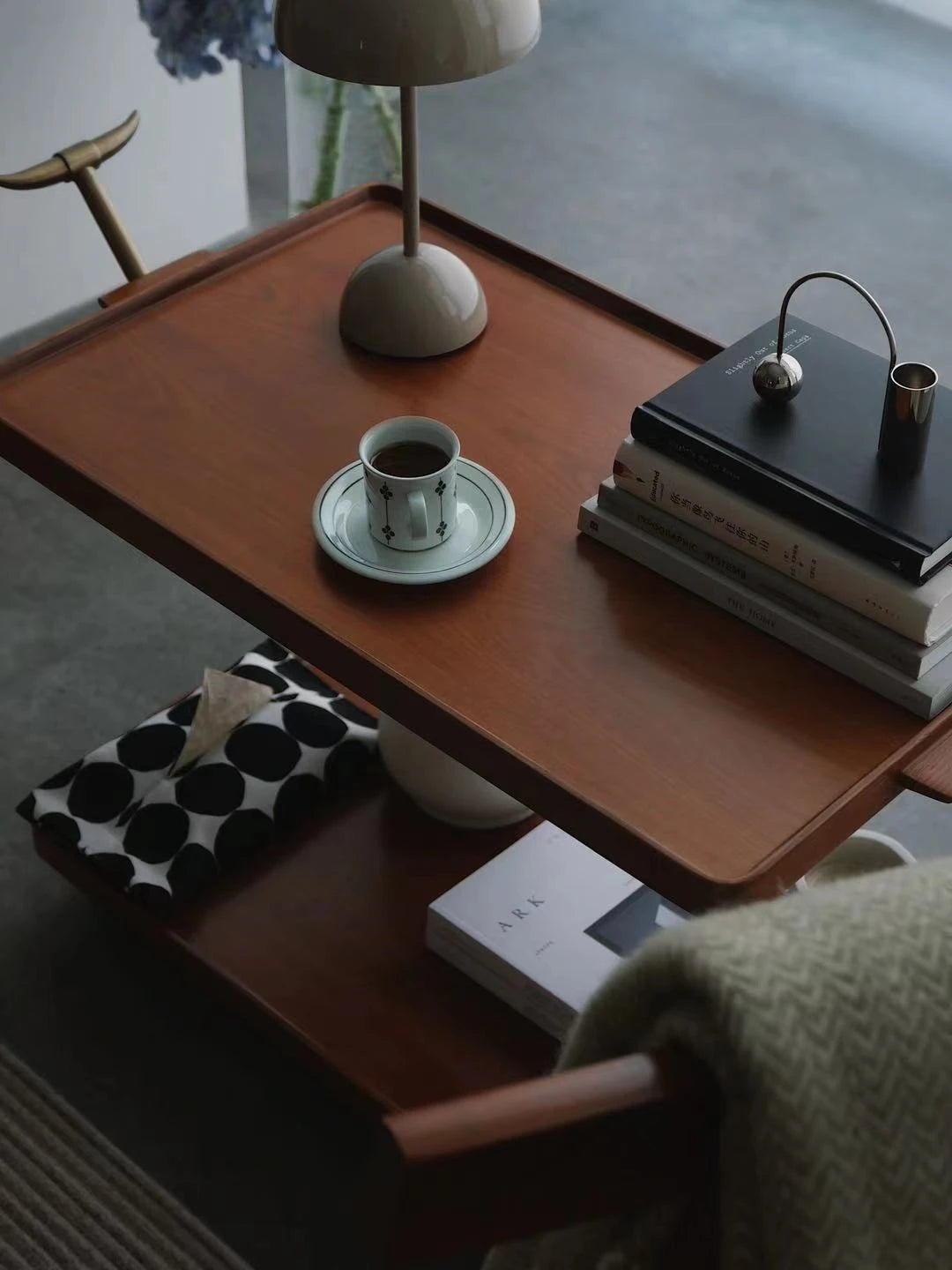 Elegant Metal and Oak Serving Cart with Copper Accents - Perfect for Entertaining hrn-5272