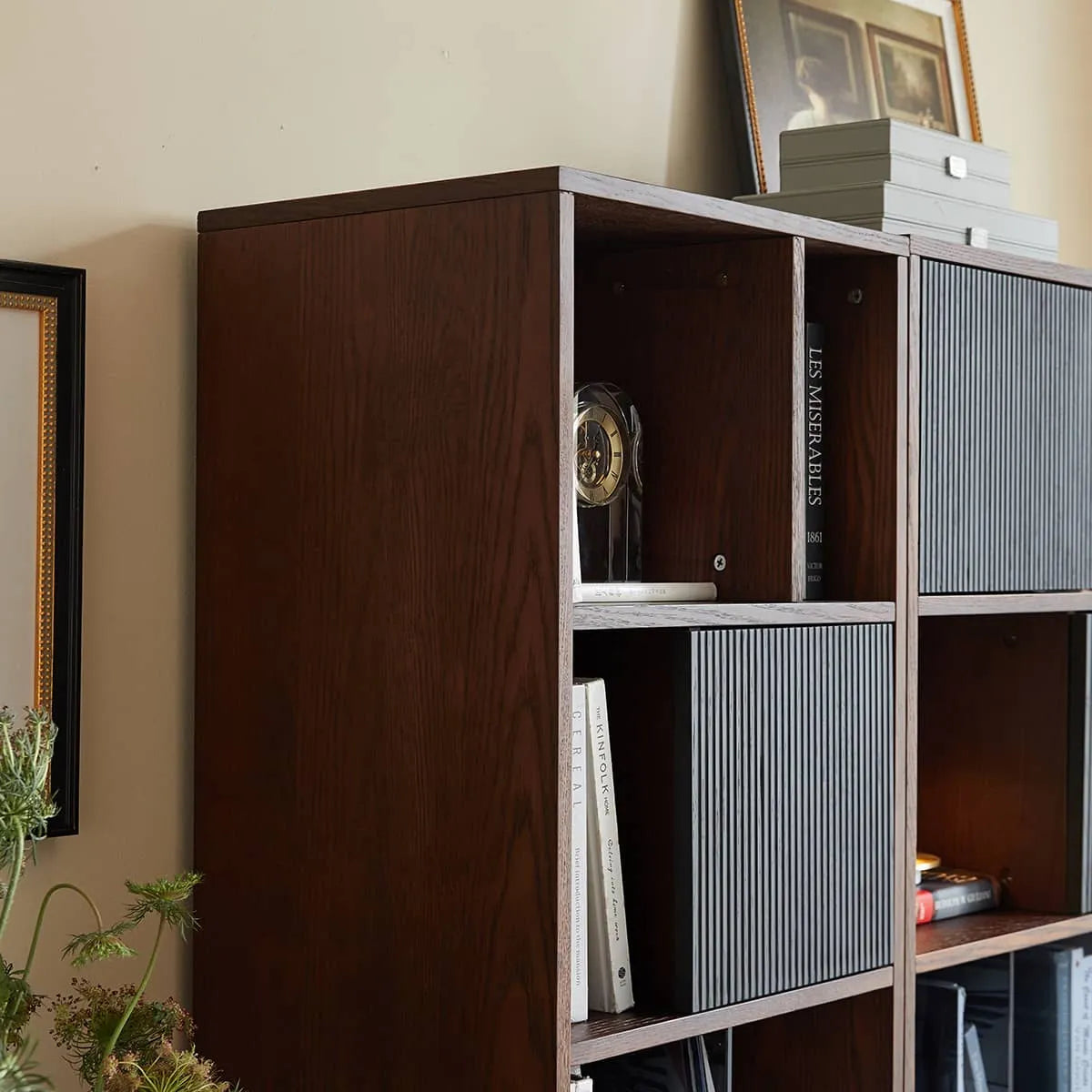 Elegant Red Oak Bookcase with Tempered Glass Doors - Stylish Multi-Layer Storage Cabinet for Modern Living Rooms hsmjx-4157