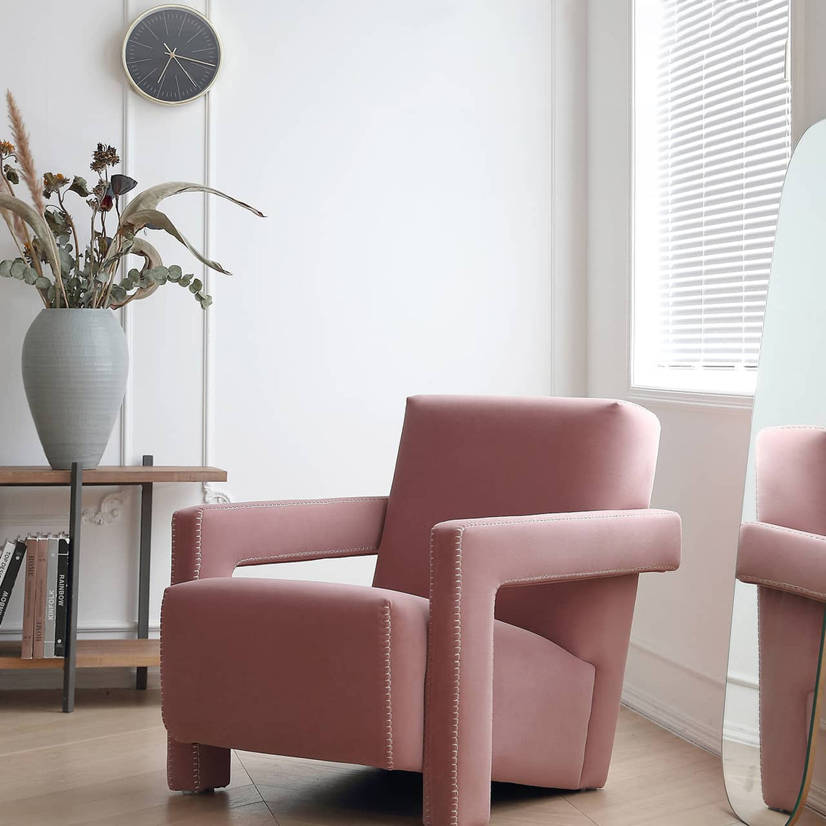 Luxurious Pink Pine Suede Chair - Stylish and Comfortable Seating my-356